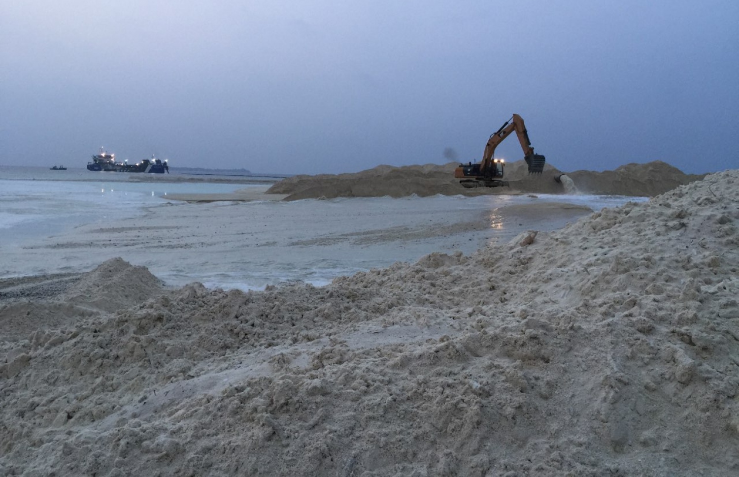 ރަށެއްގެ ފަޅު ހިއްކަނީ: ކޮންމެ ރަށެއްގައި ބަނދަރު ހެދުމަކީ ބޮޑު ހަރަދެއް