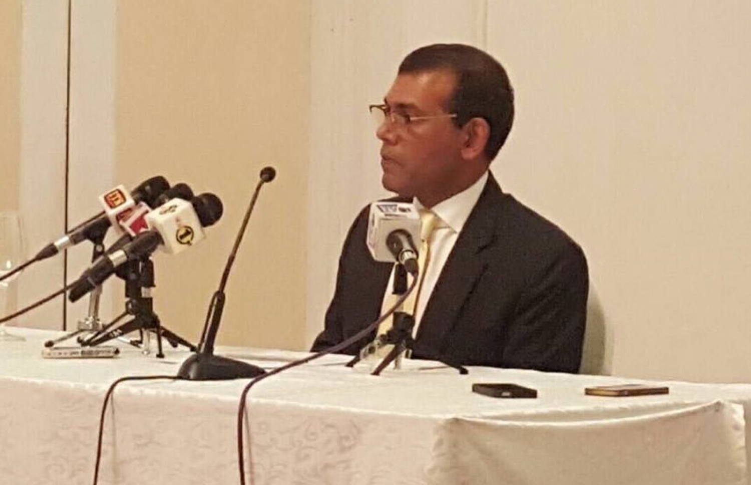 ނަޝީދު ސްރީ ލަންކާގައި ނޫސްވެރިންނާ އިއްޔެ ވާހަކަފުޅު ދައްކަވަނީ. --ފޮޓޯ/ސޯޝަލްމީޑިއާ