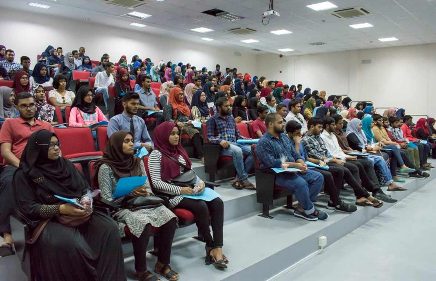 ގައުމީ ޔުނިވާސިޓީގެ ދަރިވަރުންތަކެއް ކްލާހެއްގައި-- މިހާރު ފޮޓޯ