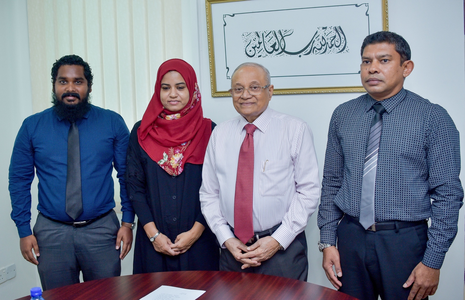 މިލާން ކްރިކެޓް އެކަޑަމީގެ މުއައްސިސް ފަރުހަތު ޖަލީލް (ކ) އާއި އޭނާގެ އަންހެނުން އަދި ކްލަބުގެ އިސް މެމްބަރެއް ކަމަށްވާ އަފްޒަލް ޖަލީލް (ވ) ކުރީގެ ރައީސް މައުމޫން އާ އެކު: އެ އެކަޑަމީން ވަނީ ރައީސް މައުމޫނުގެ ކްރިކެޓް ހިދުމަތުގެ އަގުވަޒަންކޮށްފައި. --ފޮޓޯ: ނިޝާން އަލީ/ މިހާރު