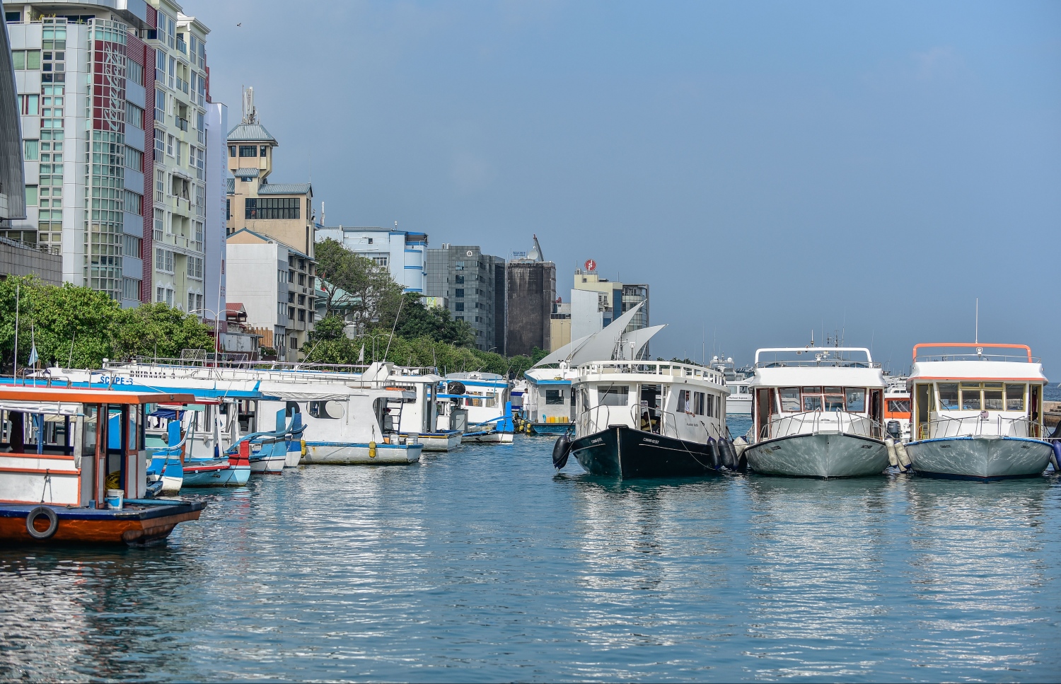 މަސްވެރިން ޕާކްގެ ހުޅަނގުން އޮންނަ ފަޅުތެރޭގައި ދޯނިފަހަރު އަޅާފައި -- ފޮޓޯ ނިޝާން އަލީ/މިހާރު