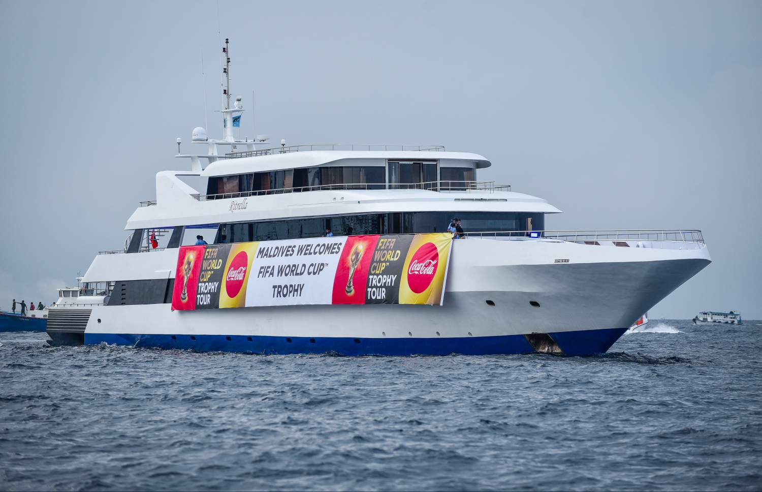 ޖެނުއަރީ 24، 2018- ރަޝިޔާގައި ބާއްވާ ފީފާ ވޯލްޑް ކަޕުގެ ކުރިން މުބާރާތުގެ އަސްލު ތަށި ދުނިޔޭގެ ބައެއް ގައުމުތަކަށް ގެންދަން މިހާރު ފަށާފައިވާ "ފީފާ ވޯލްޑްކަޕް ޓްރޮފީ ޓުއާ" ގައި ރާއްޖެ އައުމުން މަރުހަބާ ކިޔުން .---ފޮޓޯ: ނިޝާން އަލީ/މިހާރު