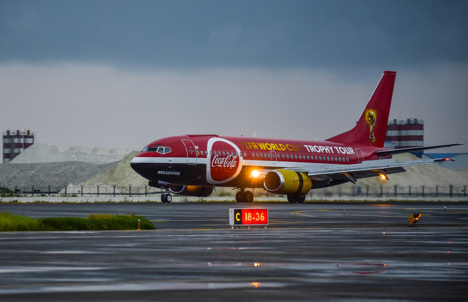 ޖެނުއަރީ 24، 2018- މި އަހަރުގެ ވޯލްޑްކަޕްގެ ތަށި އެކި ގައުމުތަކަށް ގެންދިއުމަށް ބޭނުންކުރާ ކޮކާކޯލާގެ މަތިްނދާބޯޓު ވެލާނާ އިންޓަނޭޝަނަލް އެއާޕޯޓަށް ޖައްސަނީ.---ފޮޓޯ: ނިޝާން އަލީ/މިހާރު