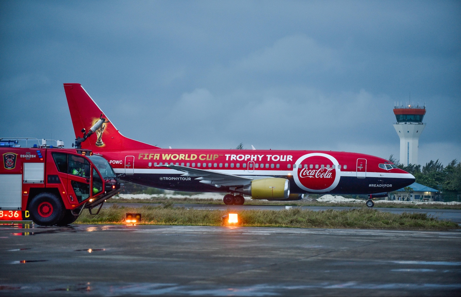 ޖެނުއަރީ 24، 2018- މި އަހަރުގެ ވޯލްޑްކަޕްގެ ތަށި އެކި ގައުމުތަކަށް ގެންދިއުމަށް ބޭނުންކުރާ ކޮކާކޯލާގެ މަތިްނދާބޯޓު ވެލާނާ އިންޓަނޭޝަނަލް އެއާޕޯޓަށް ޖައްސަނީ.---ފޮޓޯ: ނިޝާން އަލީ/މިހާރު