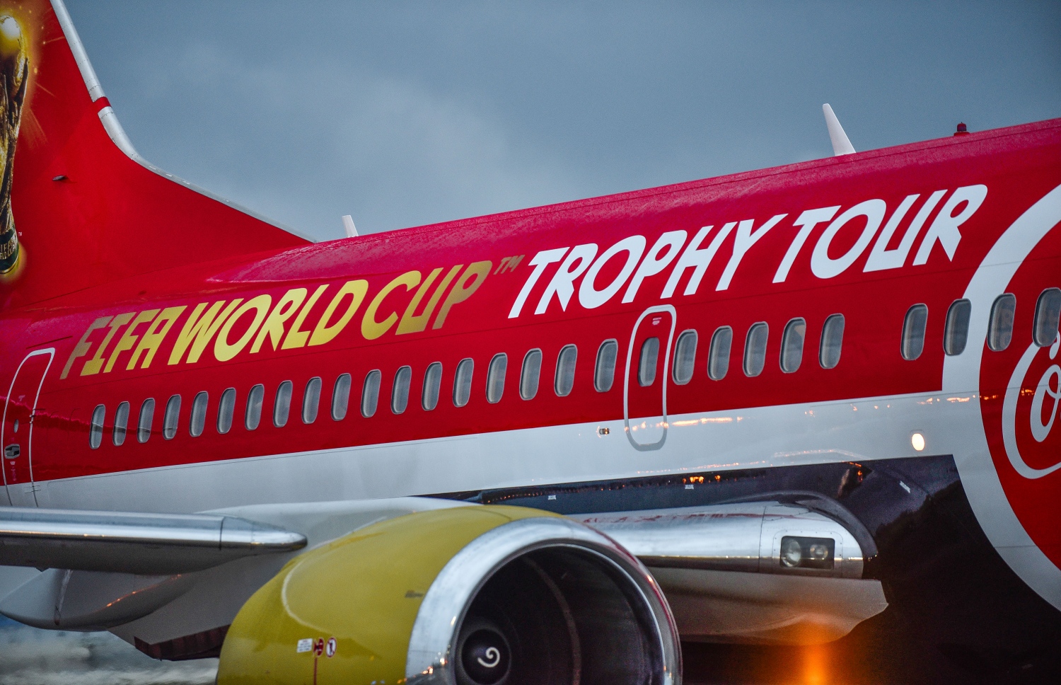 ޖެނުއަރީ 24، 2018- މި އަހަރުގެ ވޯލްޑްކަޕްގެ ތަށި އެކި ގައުމުތަކަށް ގެންދިއުމަށް ބޭނުންކުރާ ކޮކާކޯލާގެ މަތިްނދާބޯޓު ވެލާނާ އިންޓަނޭޝަނަލް އެއާޕޯޓަށް ޖައްސަނީ.---ފޮޓޯ: ނިޝާން އަލީ/މިހާރު