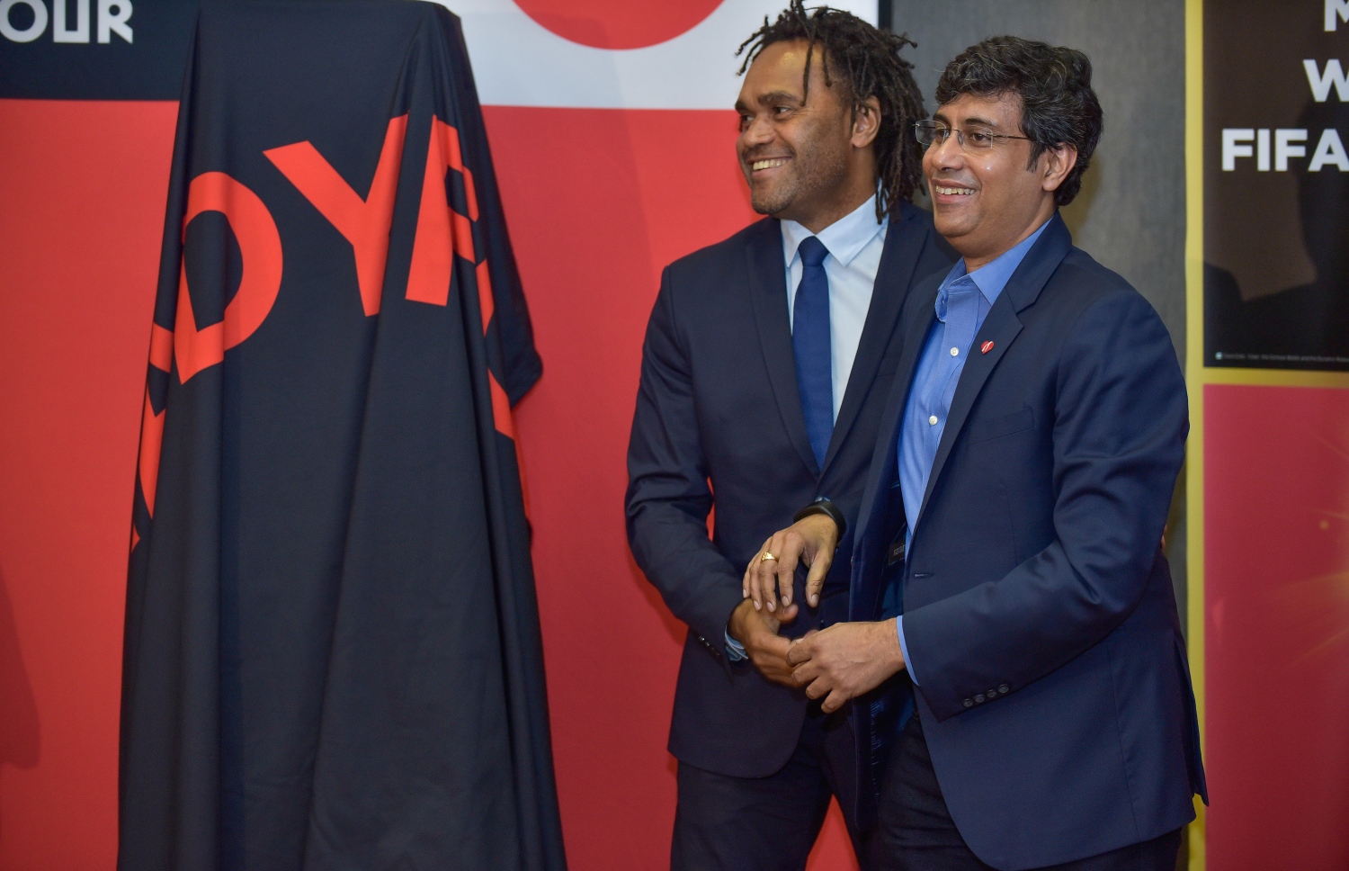 ޖެނުއަރީ 24، 2018- މި އަހަރުގެ ވޯލްޑް ކަޕްގެ ތަށި، މިއަދު ރާއްޖެ ގެނެސް އެ އާންމުކޮށް ދައްކާލުމަށް ބޭއްވި ހަފުލާގެ ތެރެއިން.---ފޮޓޯ: ހުސެއިން ވަހީދު/މިހާރު