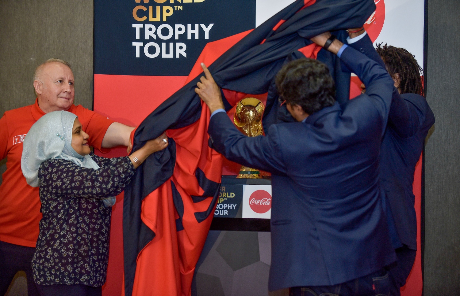 ވެލާނާ އިންޓަނޭޝަނަލް އެއާޕޯޓްގެ ވީއައިޕީގައި ވޯލްޑް ކަޕް ތަށި، ފަސްޓް ލޭޑީ ފާތުމަތު އިބްރާހިމް ދައްކާލައްވަނީ - ފޮޓޯ: ނިޝާން އަލީ/ މިހާރު