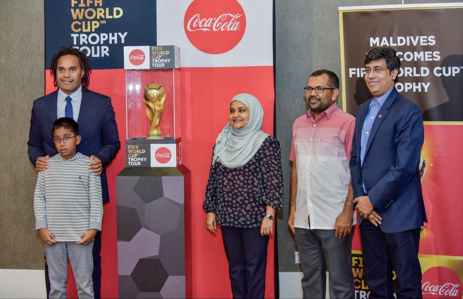 ޖެނުއަރީ 24، 2018- ރަޝިއާގައި ބާއްވާ ފީފާ ވޯލްޑް ކަޕްގެ ކުރިން މުބާރާތުގެ އަސްލު ތަށި ދުނިޔޭގެ ބައެއް ގައުމުތަކަށް ގެންދަން މިހާރު ފަށާފައިވާ "ފީފާ ވޯލްޑްކަޕް ޓްރޮފީ ޓުއާ" ގައި އެ ތަށި ރާއްޖެ ގެނައުމުން ވެލާނާ އިންޓަނޭޝަނަލް އެއާޕޯޓުގައި ބޭއްވި ހަފުލާގައި ފަސްޓް ލޭޑީ ފާތިމަތު އިބްރާހީމް ފޮޓޯފުޅެއް ނަންގަވަނީ.---ފޮޓޯ: ނިޝާން އަލީ/މިހާރު