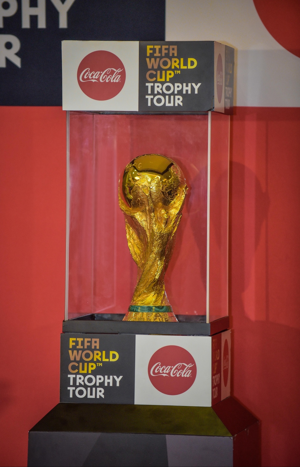 ޖެނުއަރީ 24، 2018- މި އަހަރުގެ ފީފާ ވޯލްޑް ކަޕްގެ ތަށި ރާއްޖެ ގެނެސް ވެލާނާ އިންޓަނޭޝަނަލް އެއާޕޯޓުގައި ބަހައްޓާފައި: މި ތަށި ރާއްޖެ ގެނައީ މުބާރާތުގެ އަސްލު ތަށި ބައެއް ގައުމުތަކަށް ގެންދަން މިހާރު ފަށާފައިވާ "ފީފާ ވޯލްޑްކަޕް ޓްރޮފީ ޓުއާ" ގައި.---ފޮޓޯ: ނިޝާން އަލީ/މިހާރު