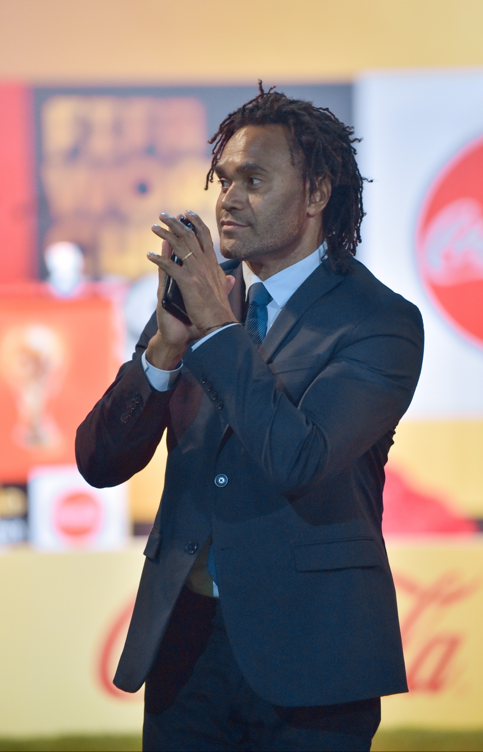 ޖެނުއަރީ 24، 2018- މި އަހަރުގެ ފީފާ ވޯލްޑް ކަޕްގެ ތަށި ރާއްޖޭގައި ދައްކާލުމަށް މިރޭ ބޭއްވި ހަފުލާގައި، ޓްރޮފީ ޓުއާގެ ރާއްޖޭގެ ބައިގެ އެމްބަސަޑަރަކަށް ހަމަޖައްސާފައިވާ، 1998 ވަނަ އަހަރުގެ ވޯލްޑް ކަޕް، ފްރާންސަށް ކާމިޔާބުކޮށްދިން ޓީމުގެ ކުޅުންތެރިއެއް ކަމަށްވާ ކްރިސްޓިއަން ކަރެމްބޫ ބައިވެރިވަނީ.---ފޮޓޯ: ހުސެއިން ވަހީދު/މިހާރު