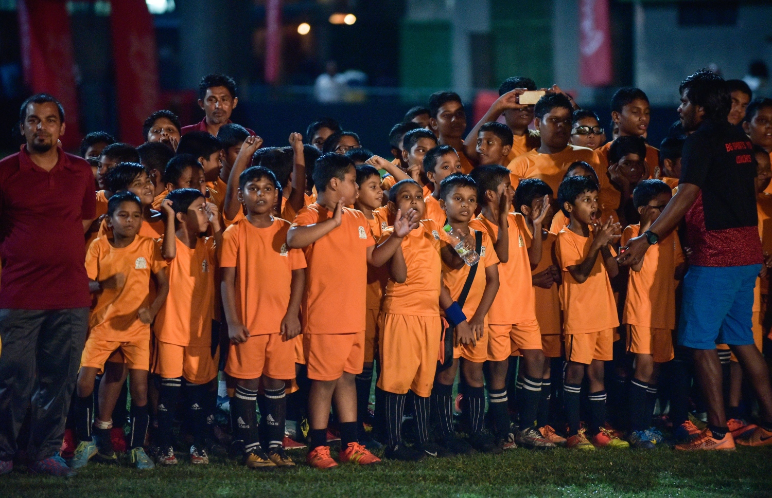 ޖެނުއަރީ 24، 2018- މި އަހަރުގެ ވޯލްޑް ކަޕްގެ ތަށި މިއަދު ރާއްޖެ ގެނެސް އެ ދައްކާލުމަށް ގަލޮޅު ދަނަޑުގައި ބޭއްވި ރަސްމިއްޔާތުގައި ބައިވެރިވި ބައެއް ކުދިން.---ފޮޓޯ: ހުސެއިން ވަހީދު/މިހާރު