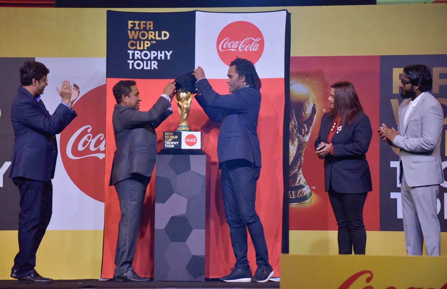 ޖެނުއަރީ 24، 2018- މި އަހަރުގެ ވޯލްޑް ކަޕްގެ ތަށި، މިއަދު ރާއްޖެ ގެނެސް ރައީސް ޔާމީން އެ ތަށި އުފުއްލާލައްވަނީ: މިއީ ރަޝިއާގައި ބާއްވާ ފީފާ ވޯލްޑް ކަޕްގެ ކުރިން މުބާރާތުގެ އަސްލު ތަށި ދުނިޔޭގެ ބައެއް ގައުމުތަކަށް ގެންދަން މިހާރު ފަށާފައިވާ ޓުއާގެ ތެރެއިން ހިންގާ ހަރަކާތެއް.---ފޮޓޯ: ހުސެއިން ވަހީދު/މިހާރު