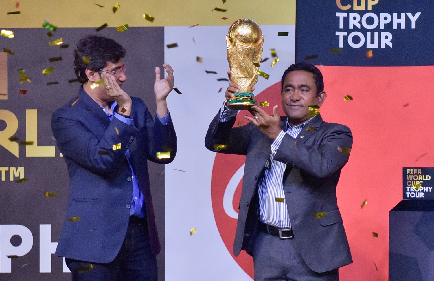 ޖެނުއަރީ 24، 2018- މި އަހަރުގެ ވޯލްޑް ކަޕްގެ ތަށި، މިއަދު ރާއްޖެ ގެނެސް ރައީސް ޔާމީން އެ ތަށި އުފުއްލާލައްވަނީ: މިއީ ރަޝިއާގައި ބާއްވާ ފީފާ ވޯލްޑް ކަޕްގެ ކުރިން މުބާރާތުގެ އަސްލު ތަށި ދުނިޔޭގެ ބައެއް ގައުމުތަކަށް ގެންދަން މިހާރު ފަށާފައިވާ ޓުއާގެ ތެރެއިން ހިންގާ ހަރަކާތެއް.---ފޮޓޯ: ހުސެއިން ވަހީދު/މިހާރު