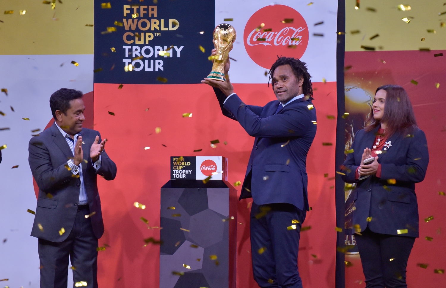 ޖެނުއަރީ 24، 2018- މި އަހަރުގެ ފީފާ ވޯލްޑް ކަޕްގެ ތަށި ރާއްޖޭގައި ދައްކާލުމަށް މިރޭ ބޭއްވި ހަފުލާގައި، ޓްރޮފީ ޓުއާގެ ރާއްޖޭގެ ބައިގެ އެމްބަސަޑަރަކަށް ހަމަޖައްސާފައިވާ، 1998 ވަނަ އަހަރުގެ ވޯލްޑް ކަޕް، ފްރާންސަށް ކާމިޔާބުކޮށްދިން ޓީމުގެ ކުޅުންތެރިއެއް ކަމަށްވާ ކްރިސްޓިއަން ކަރެމްބޫ، ތަށި އުފުއްލާލާއިރު، ރައީސް ޔާމީނާއި ސްޕޯޓްސް މިނިސްޓަރު އިރުތިޝާމް ސްޓޭޖްމަތީގައި މަޑުކޮށްލައްވައިގެން.---ފޮޓޯ: ހުސެއިން ވަހީދު/މިހާރު