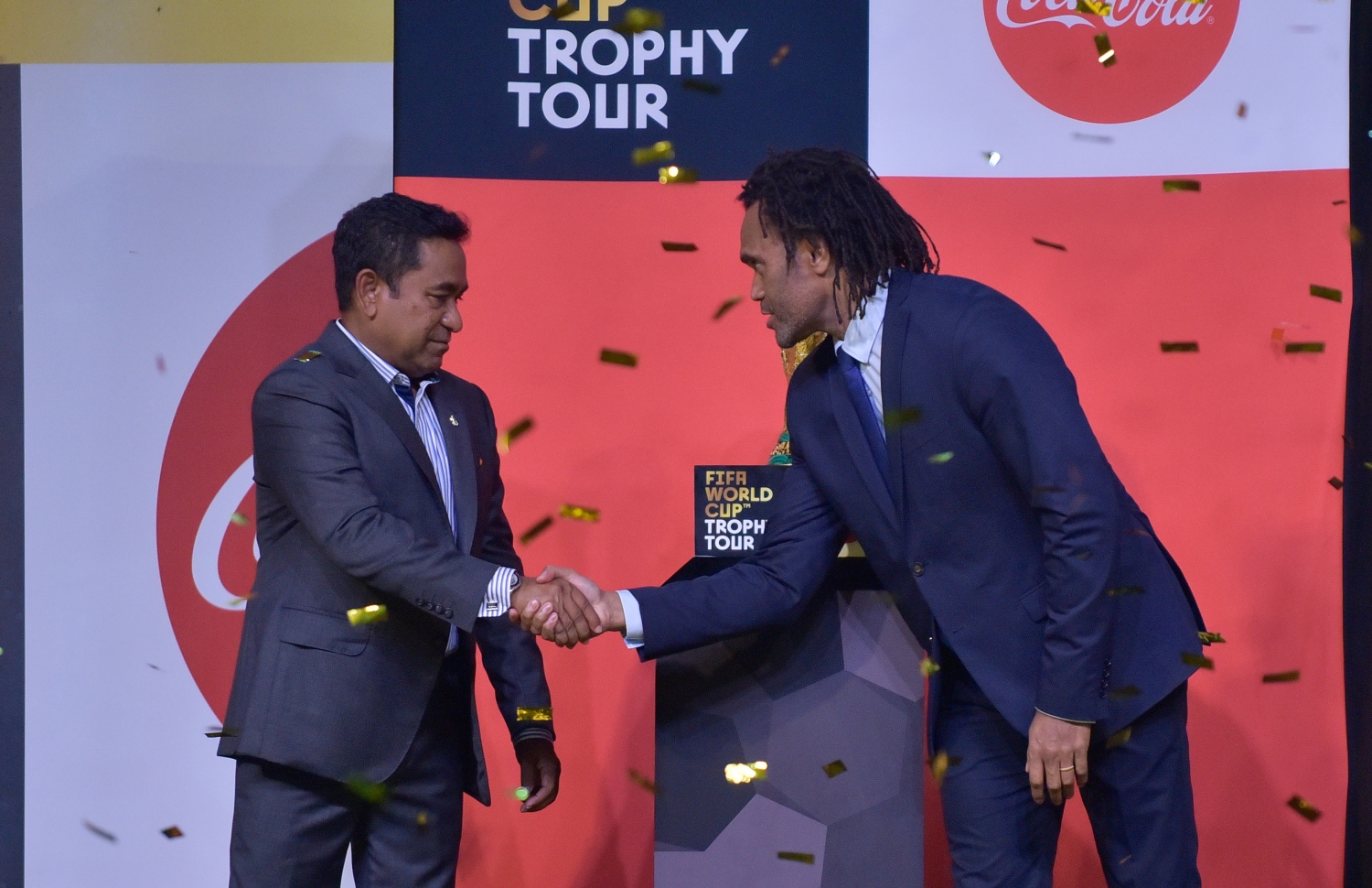 ޖެނުއަރީ 24، 2018- މި އަހަރުގެ ފީފާ ވޯލްޑް ކަޕްގެ ތަށި ރާއްޖޭގައި ދައްކާލުމަށް މިރޭ ބޭއްވި ހަފުލާގައި، ޓްރޮފީ ޓުއާގެ ރާއްޖޭގެ ބައިގެ އެމްބަސަޑަރަކަށް ހަމަޖައްސާފައިވާ، 1998 ވަނަ އަހަރުގެ ވޯލްޑް ކަޕް، ފްރާންސަށް ކާމިޔާބުކޮށްދިން ޓީމުގެ ކުޅުންތެރިއެއް ކަމަށްވާ ކްރިސްޓިއަން ކަރެމްބޫ، ރައީސް ޔާމީނާ ސަލާމް ކުރައްވަނީ.---ފޮޓޯ: ހުސެއިން ވަހީދު/މިހާރު