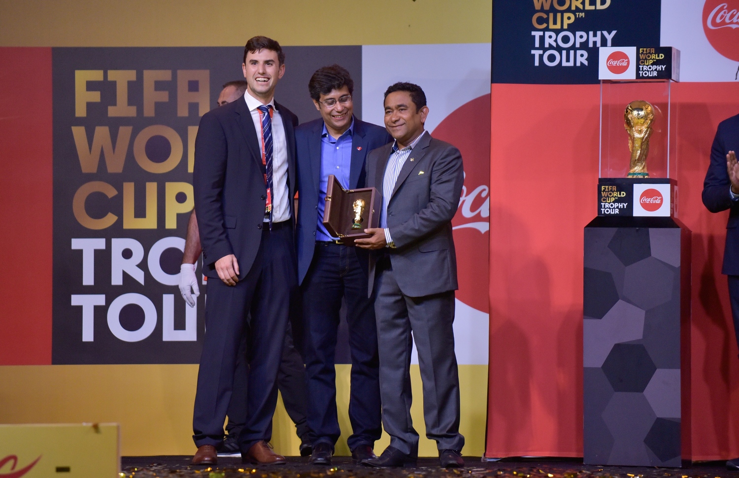 ޖެނުއަރީ 24، 2018- ރަޝިޔާގައި ބާއްވާ ފީފާ ވޯލްޑް ކަޕުގެ ކުރިން މުބާރާތުގެ އަސްލު ތަށި ދުނިޔޭގެ ބައެއް ގައުމުތަކަށް ގެންދަން މިހާރު ފަށާފައިވާ "ފީފާ ވޯލްޑްކަޕް ޓްރޮފީ ޓުއާ" ރާއްޖޭގައި: ތަށި ދައްކާލުމަށް ގަލޮޅު ދަނޑުގައި ބޭއްވި ރަސްމިއްޔާތުގެ ތެރެއިން.---ފޮޓޯ: ހުސެއިން ވަހީދު/މިހާރު