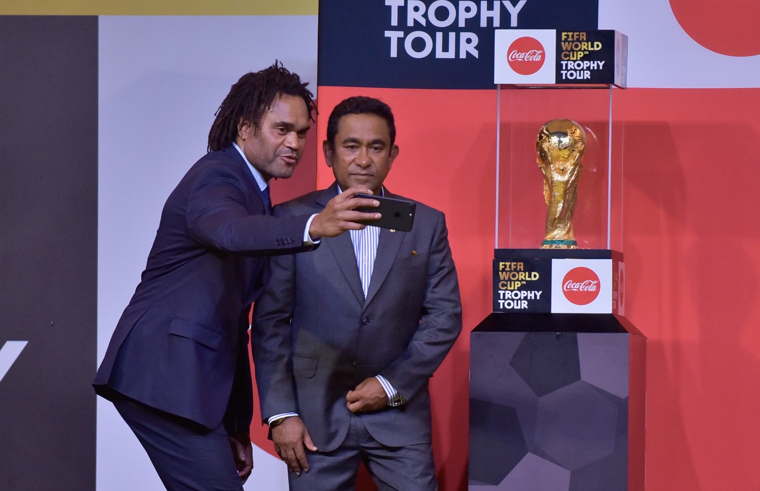 ޖެނުއަރީ 24، 2018- މި އަހަރުގެ ފީފާ ވޯލްޑް ކަޕްގެ ތަށި ރާއްޖޭގައި ދައްކާލުމަށް މިރޭ ބޭއްވި ހަފުލާގައި، ޓްރޮފީ ޓުއާގެ ރާއްޖޭގެ ބައިގެ އެމްބަސަޑަރަކަށް ހަމަޖައްސާފައިވާ، 1998 ވަނަ އަހަރުގެ ވޯލްޑް ކަޕް، ފްރާންސަށް ކާމިޔާބުކޮށްދިން ޓީމުގެ ކުޅުންތެރިއެއް ކަމަށްވާ ކްރިސްޓިއަން ކަރެމްބޫ، ރައީސް ޔާމީނާއެކު ސެލްފީއެއް ނަގަނީ.---ފޮޓޯ: ހުސެއިން ވަހީދު/މިހާރު