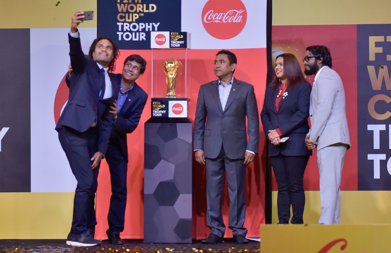 ޖެނުއަރީ 24، 2018- މި އަހަރުގެ ފީފާ ވޯލްޑް ކަޕްގެ ތަށި ރާއްޖޭގައި ދައްކާލުމަށް މިރޭ ބޭއްވި ހަފުލާގައި، ޓްރޮފީ ޓުއާގެ ރާއްޖޭގެ ބައިގެ އެމްބަސަޑަރަކަށް ހަމަޖައްސާފައިވާ، 1998 ވަނަ އަހަރުގެ ވޯލްޑް ކަޕް، ފްރާންސަށް ކާމިޔާބުކޮށްދިން ޓީމުގެ ކުޅުންތެރިއެއް ކަމަށްވާ ކްރިސްޓިއަން ކަރެމްބޫ، ރައީސް ޔާމީނާއެކު ސެލްފީއެއް ނަގަނީ.---ފޮޓޯ: ހުސެއިން ވަހީދު/މިހާރު