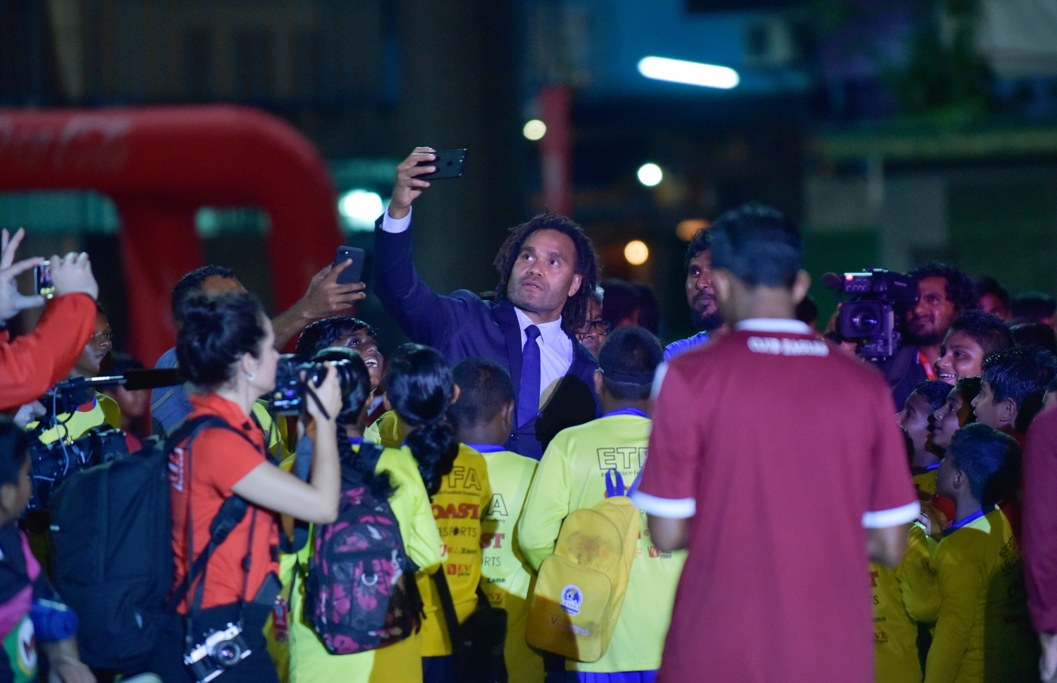 ޖެނުއަރީ 24، 2018- މި އަހަރުގެ ފީފާ ވޯލްޑް ކަޕްގެ ތަށި ރާއްޖޭގައި ދައްކާލުމަށް މިރޭ ބޭއްވި ހަފުލާގައި، ޓްރޮފީ ޓުއާގެ ރާއްޖޭގެ ބައިގެ އެމްބަސަޑަރަކަށް ހަމަޖައްސާފައިވާ، 1998 ވަނަ އަހަރުގެ ވޯލްޑް ކަޕް، ފްރާންސަށް ކާމިޔާބުކޮށްދިން ޓީމުގެ ކުޅުންތެރިއެއް ކަމަށްވާ ކްރިސްޓިއަން ކަރެމްބޫ ސެލްފީއެއް ނަގަނީ.---ފޮޓޯ: ހުސެއިން ވަހީދު/މިހާރު