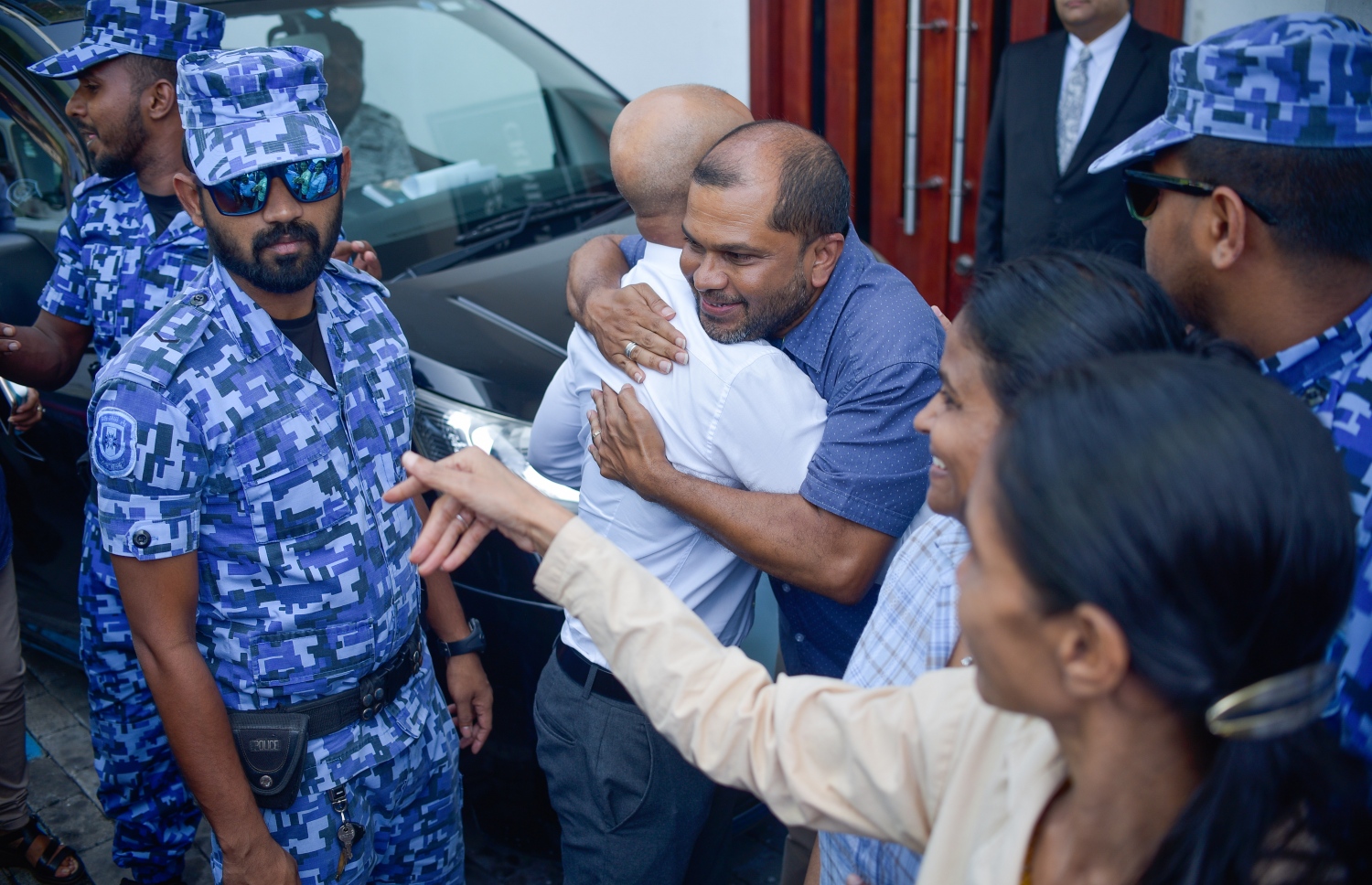 ފާރިސް ބަންދުން ސަލާމަތްވުމުން، އޭނާގެ ޅިޔަނު ނަދީމް ކްރިމިނަލް ކޯޓުގެ ބޭރުގައި މިއަދު ފާރިސްއާ ބައްދާލައްވައި އުފާކުރައްވަނީ.---ފޮޓޯ: ނިޝާން އަލީ/މިހާރު