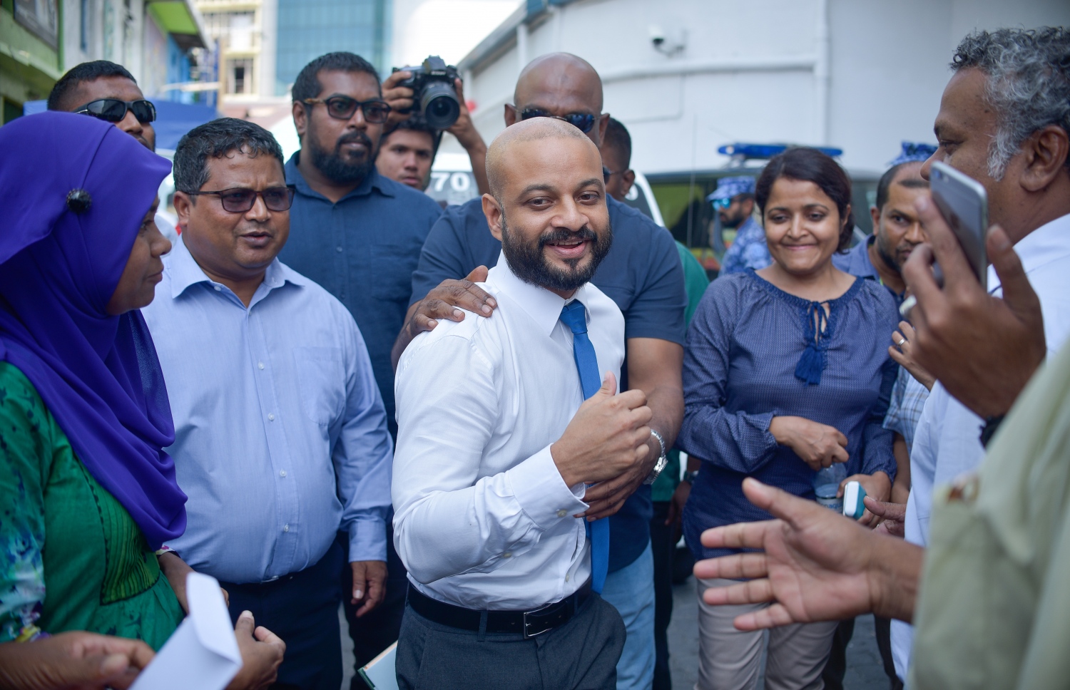 ބަންދުން މިއަދު ދޫކޮށްލުމާއެކު، ކޯޓުން ނުކުމެވަޑައިގެން ފާރިސް އޭނާގެ ސަޕޯޓަރުންނާ ސަލާމް ކުރައްވަނީ.---ފޮޓޯ: ނިޝާން އަލީ/މިހާރު