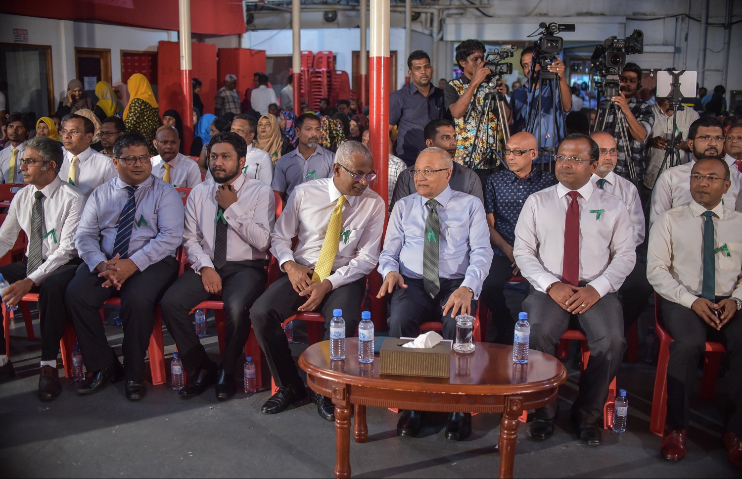 އިދިކޮޅު ފަރާތްތަކުން ރޭ ބޭއްވި ޖަލްސާގައި މައުމޫނާއި އިބޫ ވާހަކަ ދައްކަވަނީ.---ފޮޓޯ: ނިޝާން އަލީ/މިހާރު