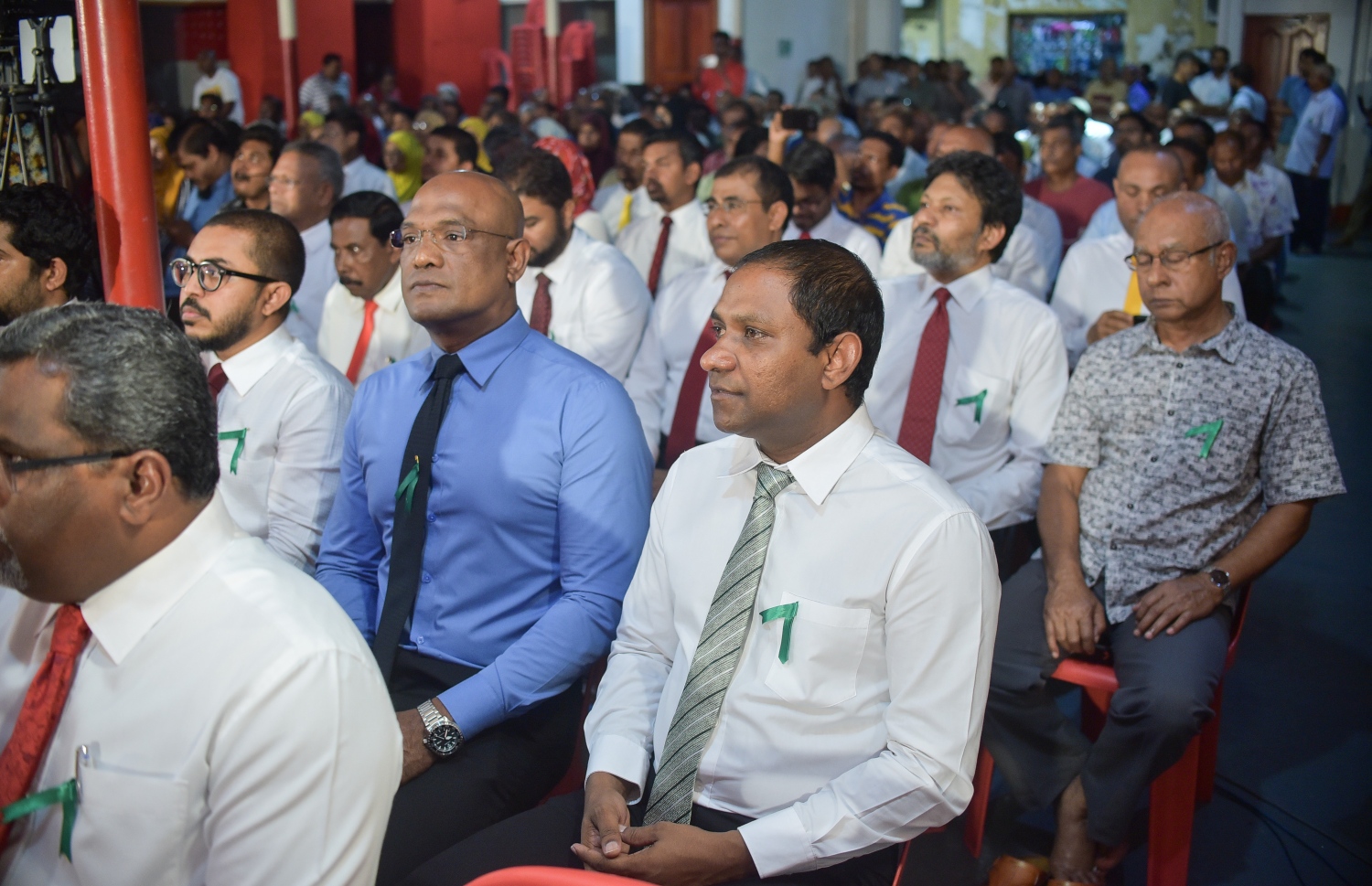 އިދިކޮޅު ފަރާތްތަކުން މިރޭ ބޭއްވި ޖަލްސާގައި ބައިވެރިވެވަޑައިގެންނެވި ބައެއް ބޭފުޅުން.---ފޮޓޯ: ނިޝާން އަލީ/މިހާރު