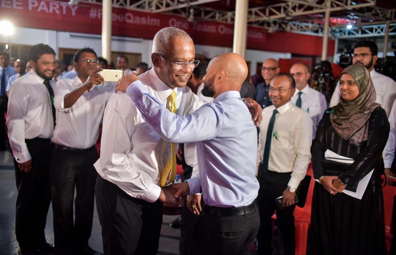 އިދިކޮޅު ޕާޓީތަކުގެ ޖަލްސާއެއްގައި ފާރިސް އާއި އިބޫ: --. ފޮޓޯ:ނިޝާން އަލީ/މިހާރު