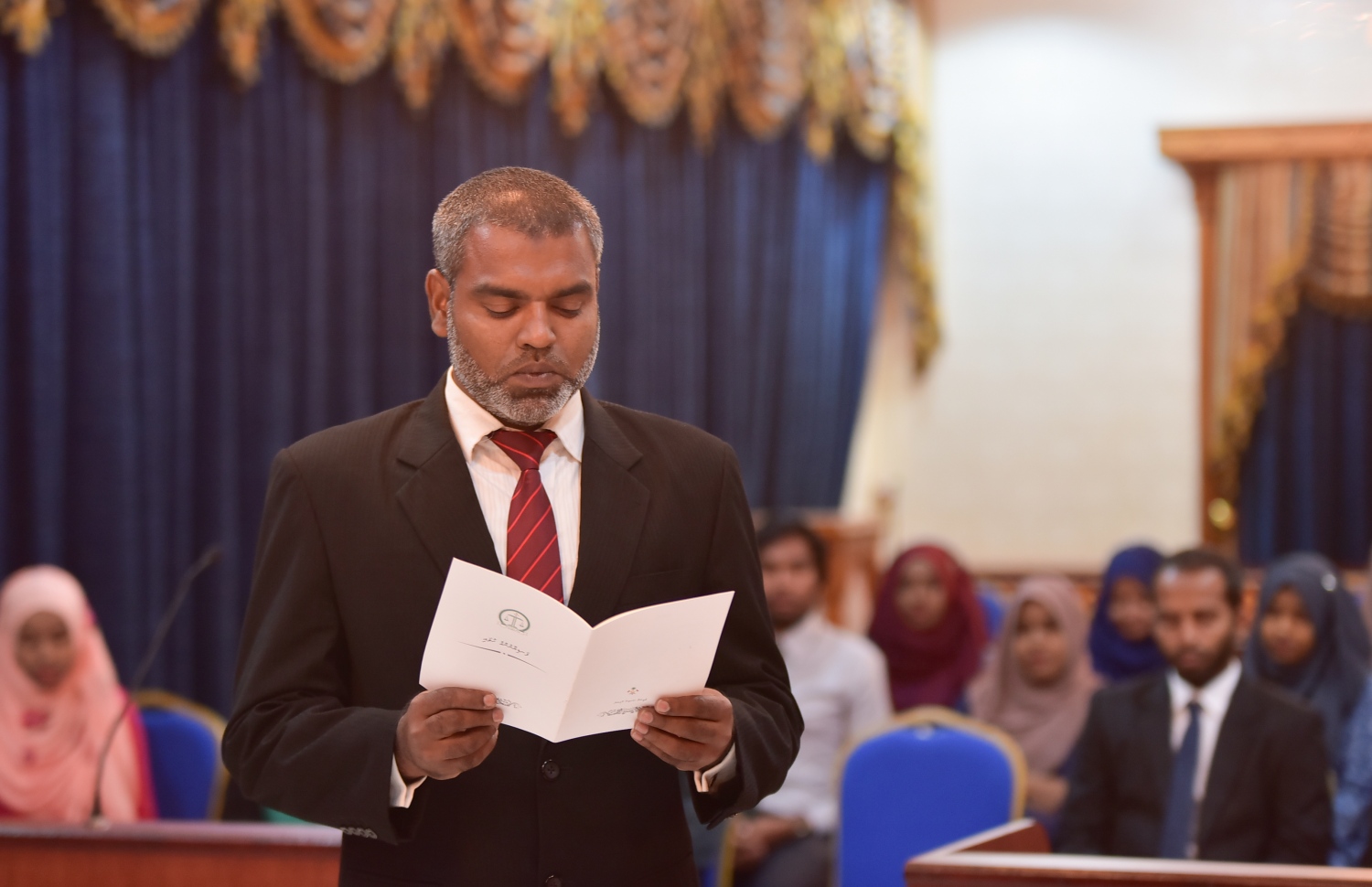 މާލެ: ޖެނުއަރީ 25، 2018- ހައި ކޯޓަށް އަލަށް އައްޔަން ކުރެއްވި މުހައްމަދު ނިޔާޒް، މަގާމުގެ ހުވާ ސުޕްރީމް ކޯޓުގައި ކުރައްވަނީ.---ފޮޓޯ: ހުސައިން ވަހީދު/މިހާރު