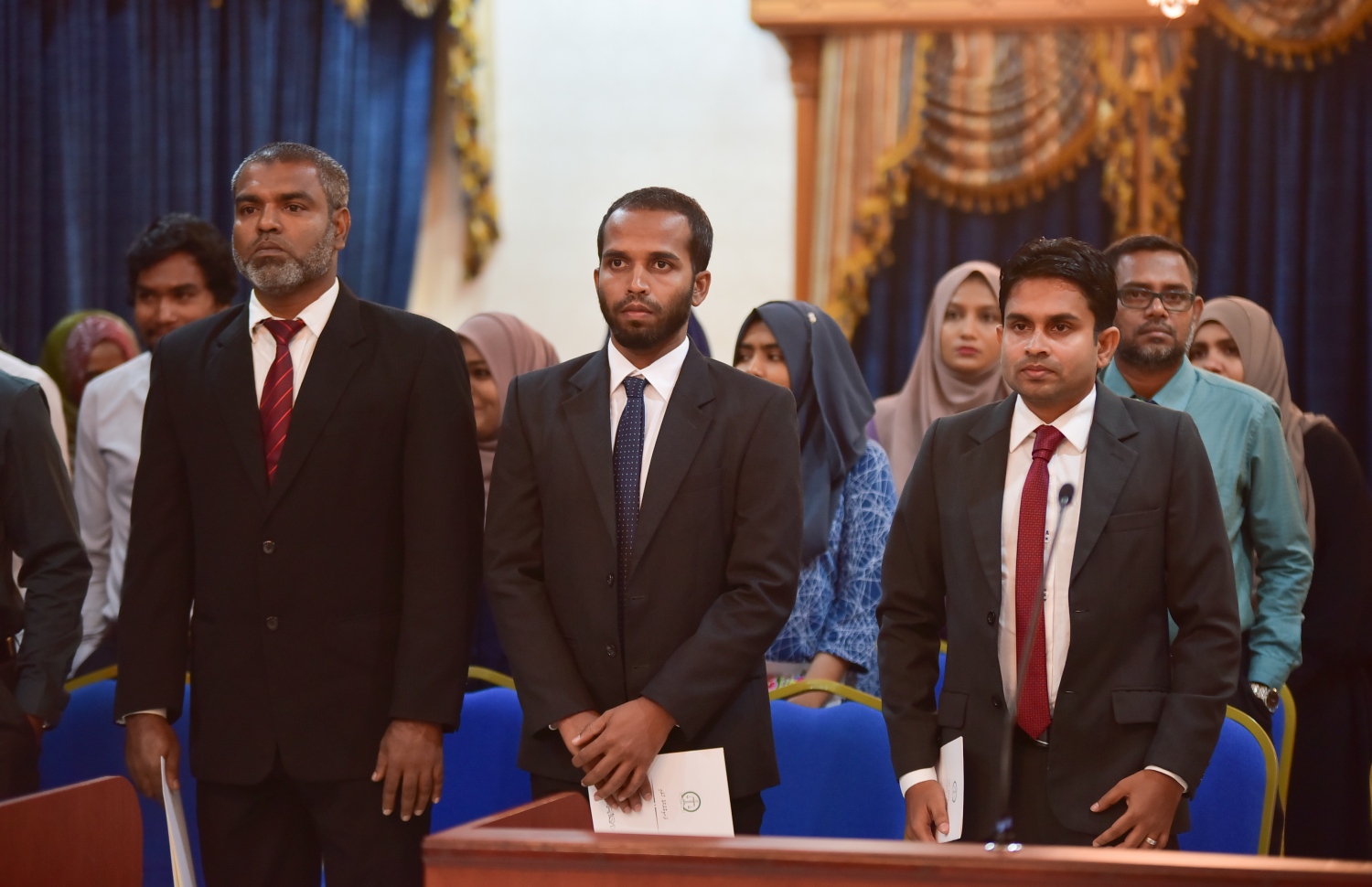 މާލެ: ޖެނުއަރީ 25، 2018- ހައި ކޯޓަށާއި ކްރިމިނަލް ކޯޓަށް އަލަށް އައްޔަން ކުރެއްވި ފަނޑިޔާރުން ހުވާކުރެއްވުމުގެ ރަސްމިއްޔާތުގައި (ކ-ވ) ކްރިމިނަލް ކޯޓަށް އައްޔަން ކުރެއްވި ދެ ފަނޑިޔާރުން ކަމަށްވާ ހުސެއިން ޝަހީދު، އަހުމަދު އައިލަމް އަދި ހައި ކޯޓަށް އައްޔަން ކުރެއްވި ފަނޑިޔާރު މުހައްމަދު ނިޔާޒް ބައިވެރިވެވަޑައިގަންނަވަނީ.---ފޮޓޯ: ހުސެއިން ވަހީދު/މިހާރު