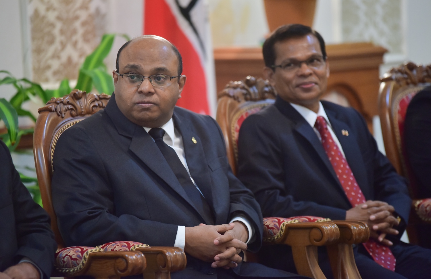 މާލެ: ޖެނުއަރީ 25، 2018- ހައި ކޯޓަށާއި ކްރިމިނަލް ކޯޓަށް އަލަށް އައްޔަން ކުރެއްވި ފަނޑިޔާރުން މަގާމުގެ ހުވާ ކުރެއްވުމުގެ ރަސްމިއްޔާތުގައި އުއްތަމަ ފަނޑިޔާރު އަބްދުﷲ ސައީދު (ވ) އަދި ރައްޔިތުންގެ މަޖިލީހުގެ ރައީސް އަބްދުﷲ މަސީހު ބައިވެރިވެވަޑައިގަންނަވަނީ.---ފޮޓޯ: ހުސައިން ވަހީދު/މިހާރު