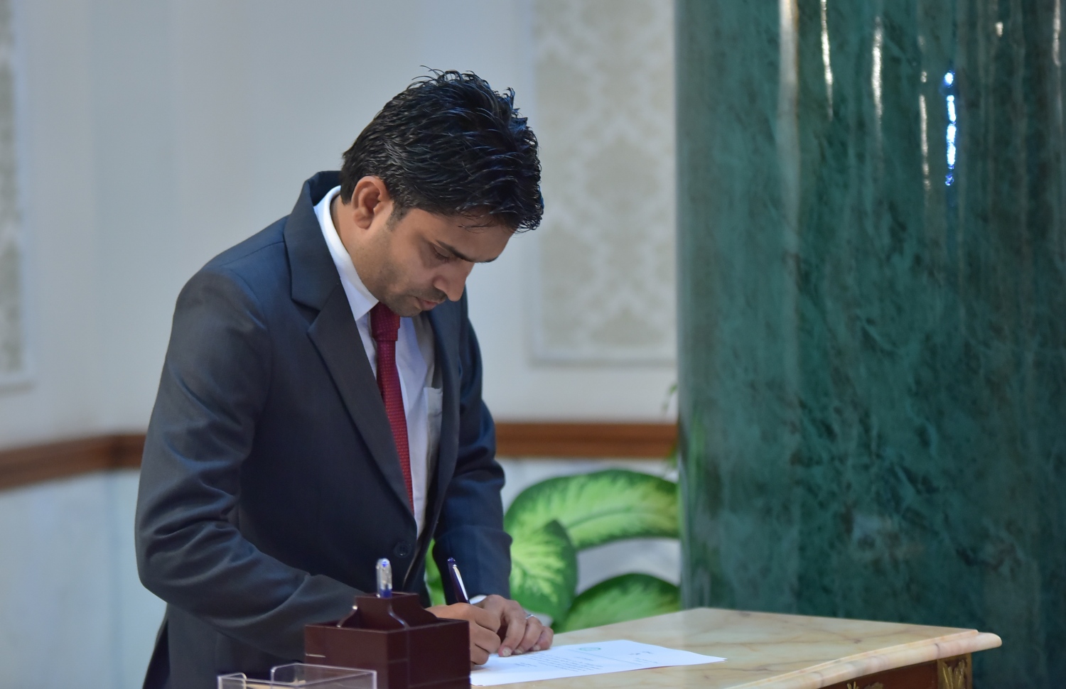 މާލެ: ޖެނުއަރީ 25، 2018- ކްރިމިނަލް ކޯޓަށް އަލަށް އައްޔަން ކުރެއްވި ދެ ފަނޑިޔާރުންގެ ތެރެއިން ހުސެއިން ޝަހީދު، ފަނޑިޔާރުން ހުވާކުރެއްވުމުގެ ރަސްމިއްޔާތުގައި.---ފޮޓޯ: ހުސައިން ވަހީދު/މިހާރު