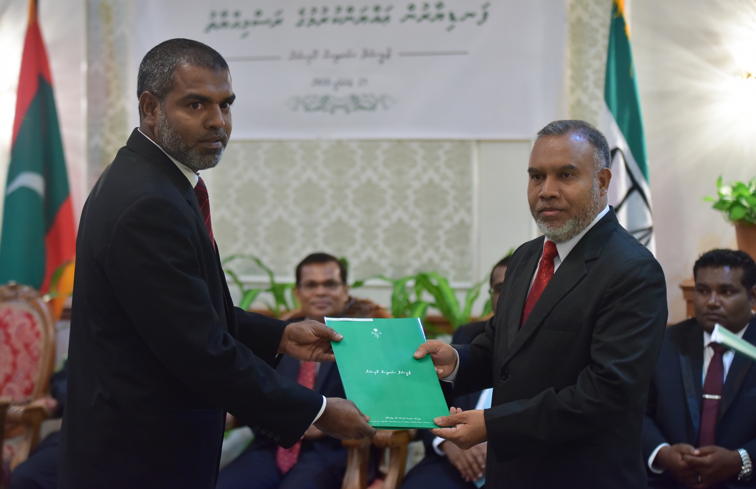 މާލެ: ޖެނުއަރީ 25، 2018- ހައި ކޯޓަށް އަލަށް އައްޔަން ކުރެއްވި ފަނޑިޔާރު މުހައްމަދު ނިޔާޒްއާ ޖޭއެސްސީގެ ރައީސް އަބްދުﷲ އަރީފް މަގާމުގެ ލިޔުން ހަވާލު ކުރައްވަނީ.---ފޮޓޯ: ހުސައިން ވަހީދު/މިހާރު