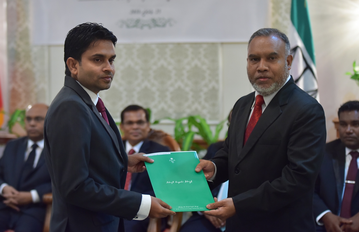 މާލެ: ޖެނުއަރީ 25، 2018- ކްރިމިނަލް ކޯޓަށް އަލަށް އައްޔަން ކުރެއްވި ފަނޑިޔާރު ހުސެއިން ޝަހީދުއާ، ޖޭއެސްސީގެ ރައީސް އަބްދުﷲ އަރީފް މަގާމުގެ ލިޔުން ހަވާލު ކުރައްވަނީ.---ފޮޓޯ: ހުސައިން ވަހީދު/މިހާރު