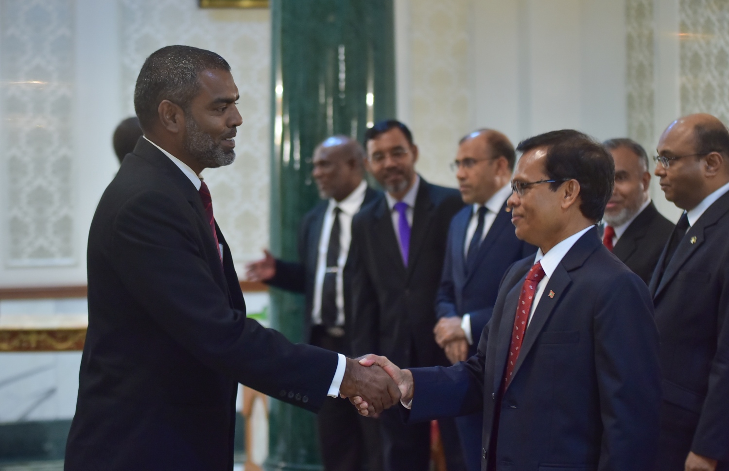 މާލެ: ޖެނުއަރީ 25، 2018- ހައި ކޯޓަށް އަލަށް އައްޔަން ކުރެއްވި ފަނޑިޔާރު މުހައްމަދު ނިޔާޒް، ރައްޔިތުންގެ މަޖިލީހުގެ ރައީސް މަސީހްއާ ސަލާމް ކުރައްވަނީ.---ފޮޓޯ: ހުސައިން ވަހީދު/މިހާރު