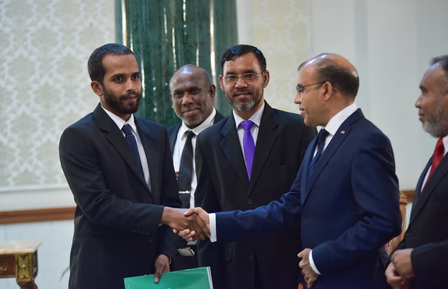 މާލެ: ޖެނުއަރީ 25، 2018- ކްރިމިނަލް ކޯޓަށް އަލަށް އައްޔަން ކުރެއްވި ދެ ފަނޑިޔާރުންގެ ތެރެއިން އަހުމަދު ހައިލަމް، ސުޕްރީމް ކޯޓުގެ ފަނޑިޔާރު އާދަމް މުހައްމަދާ ސަލާމް ކުރައްވަނީ.---ފޮޓޯ: ހުސައިން ވަހީދު/މިހާރު