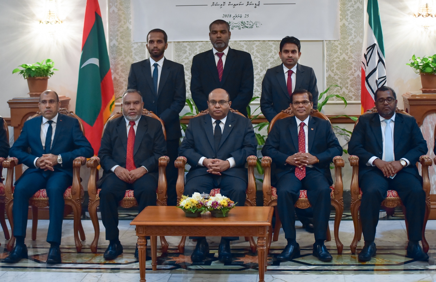 މާލެ: ޖެނުއަރީ 25، 2018- ހައި ކޯޓަށާއި ކްރިމިނަލް ކޯޓަށް އަލަށް އައްޔަން ކުރެއްވި ފަނޑިޔާރުން ހުވާކުރެއްވުމުގެ ރަސްމިއްޔާތު: (ފަހަތު ބަރިން ކ-ވ) ކްރިމިނަލް ކޯޓަށް އައްޔަން ކުރެއްވި ފަނޑިޔާރު ހުސެއިން ޝަހީދު، ހައި ކޯޓަށް އައްޔަން ކުރެއްވި ފަނޑިޔާރު މުހައްމަދު ނިޔާޒް އަދި ކްރިމިނަލް ކޯޓަށް އައްޔަން ކުރެއްވި ފަނޑިޔާރު އަހުމަދު ހައިލަމް އުއްތަމަ ފަނޑިޔާރު އަބްދުﷲ ސައީދު (މ) އާއި ޖޭއެސްސީގެ ރައީސް އަދި ސުޕްރީމް ކޯޓުގެ ފަނޑިޔާރު އަރީފް އާއި ސުޕްރީމް ކޯޓުގެ ފަނޑިޔާރު އާދަމް މުހައްމަދާއި ރައްޔިތުންގެ މަޖިލީހުގެ ރައީސް މަސީހްއާއެކު ފޮޓޯއެއް ނަންގަވަނީ.---ފޮޓޯ: ހުސެއިން ވަހީދު/މިހާރު