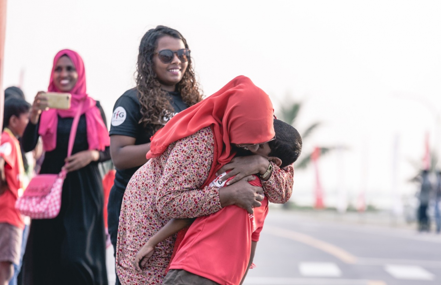 އިއްޔެ ހަވީރު ބޭއްވި ކުޑަކުދިންގެ ރޭހަށް ފަހު ރޭސް ނިންމި ކުއްޖެއްގެ ގައިގައި އޭނާގެ ބެލެނެވެރިޔާ ބައްދާލަނީ. –ފޮޓޯ: ޓީއެފްޖީ