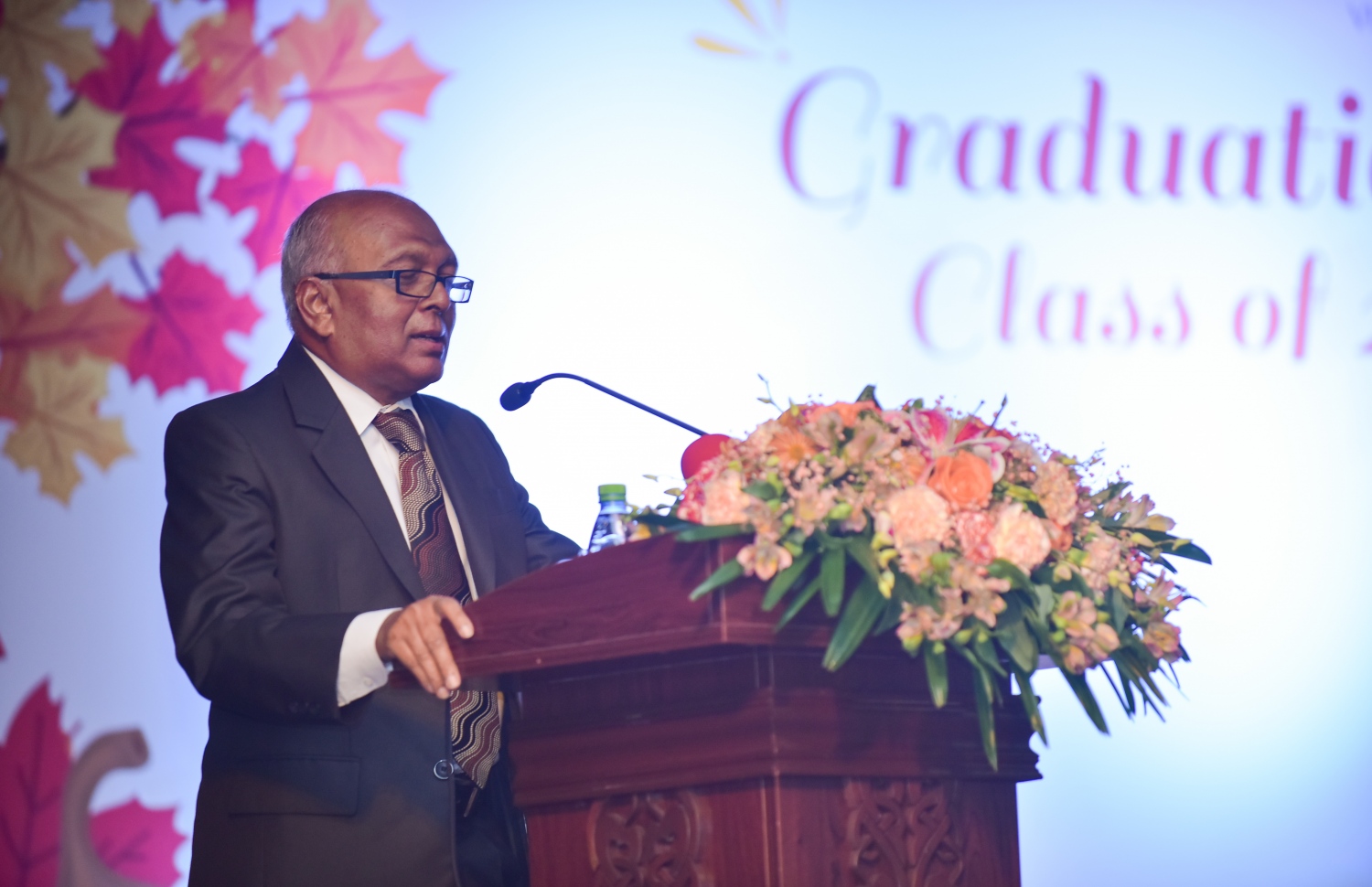 ވިލާ ހައި ސްކޫލުން ދަސްވެނިވި ހަފުލާގައި ވިލާ ކޮލެޖުގެ ރެކްޓާ ޑރ. އަންވަރު ވާހަކަދައްކަވަނީ.-- ފޮޓޯ: ހުސެއިން ވަހީދު/ މިހާރު