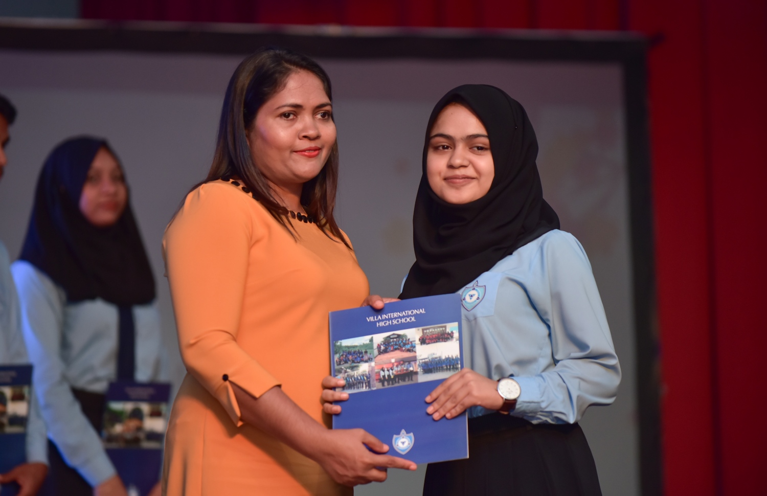 ވިލާ ހައި ސްކޫލުން ދަސްވެނިވި ދަރިވަރަަކަށް، އެ ސްކޫލުގެ އިސްބެޭފުޅަކު ސެޓްފިކެޓް ހަވާލުކޮށްދެއްވަނީ.-- ފޮޓޯ: ހުސެއިން ވަހީދު/ މިހާރު