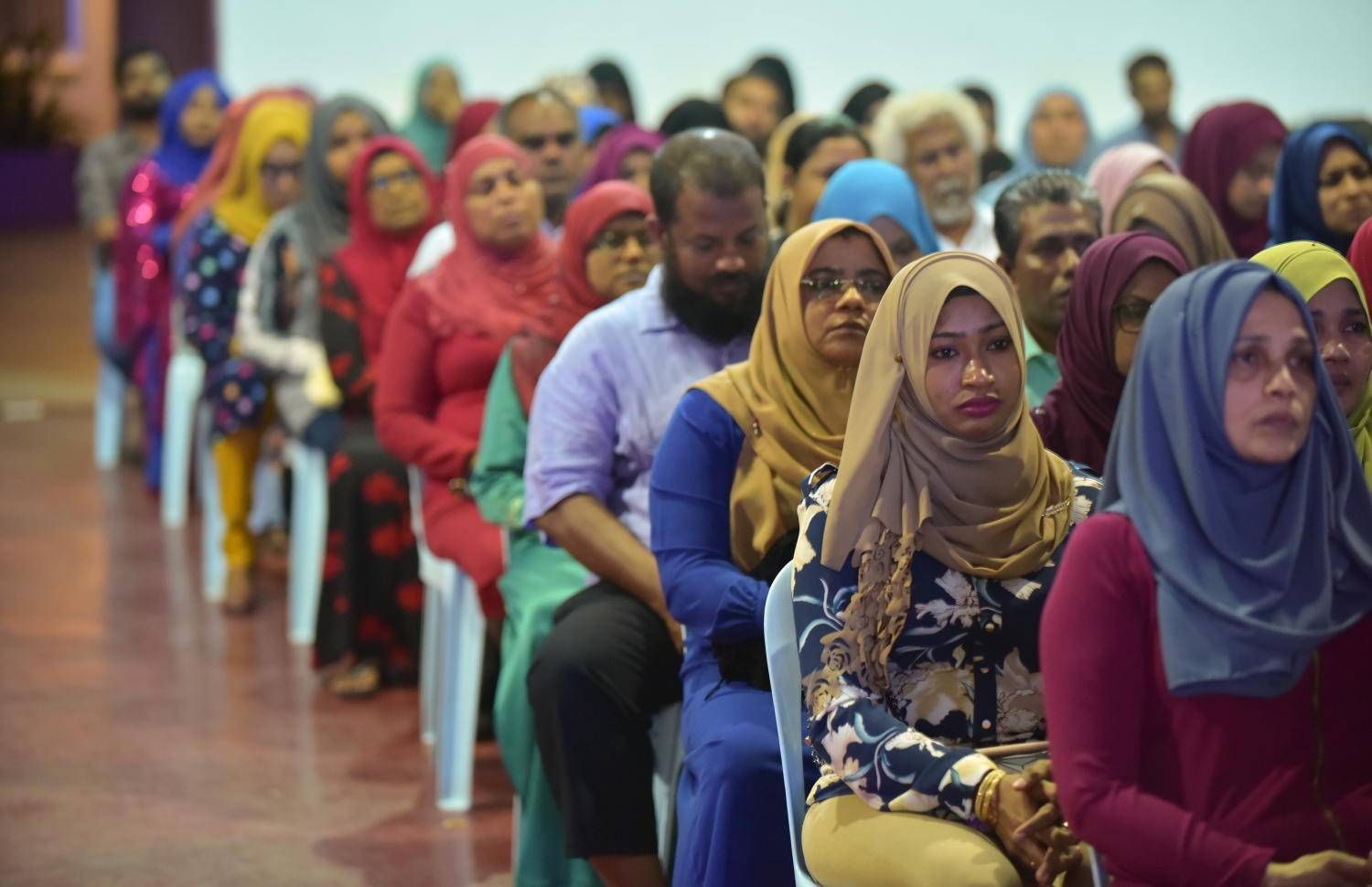 މާލެ: ޖެނުއަރީ 26، 2018- ވިލާ އިންޓަނޭޝަނަލް ހައި ސްކޫލުން މިދިޔަ އަހަރު އޭލެވެލް ނިންމި ދަރިވަރުންގެ ގްރެޖުއޭޝަން ޖަލްސާގައި ބައިވެރިވި ބައެއް މީހުން: މި ޖަލްސާގައި ވާހަކަ ދައްކަވަމުން ވިލާ ކޮލެޖުގެ ރެކްޓާ ޑރ. އަހުމަދު އަންވަރު ވަނީ އޭ ލެވެލް ނިންމުމަށް ފަހު މަތީ ތައުލީމް ހާސިލްކުރާއިރު، ދުނިޔޭގައި ނަންހުރި ފެންވަރު ރަނގަޅު ޔުނިވަސިޓީއެއް އިހުތިޔާރު ކުރުމަށް އެދިވަޑައިގެންފައި.---ފޮޓޯ: ހުސެއިން ވަހީދު/މިހާރު