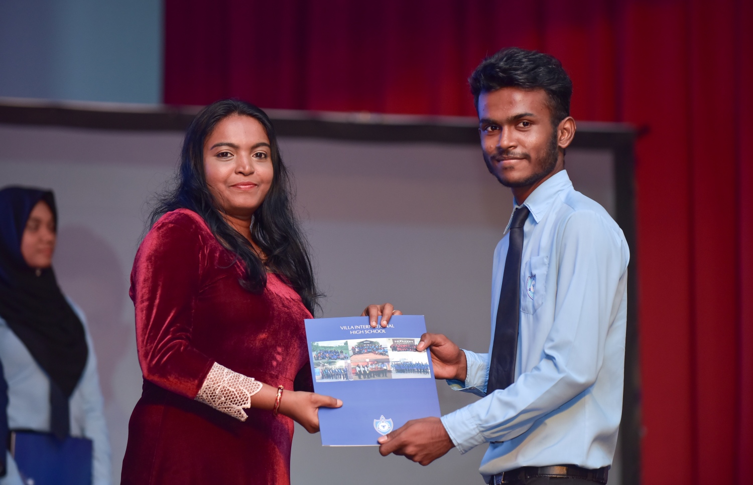 މާލެ: ޖެނުއަރީ 26، 2018- ވިލާ އިންޓަނޭޝަނަލް ހައި ސްކޫލުން މިދިޔަ އަހަރު އޭލެވެލް ނިންމި ދަރިވަރަކާ ސެޓްފިކެޓް ހަވާލުކުރައްވަނީ: އެ ސްކޫލުން މިދިޔަ އަހަރު 293 ދަރިވަރަކު ގްރެޖުއޭޓްވި.---ފޮޓޯ: ހުސެއިން ވަހީދު/މިހާރު