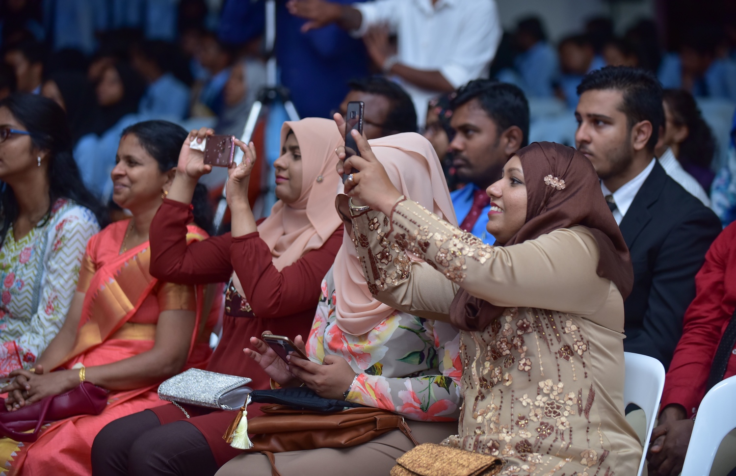 މާލެ: ޖެނުއަރީ 26، 2018- ވިލާ އިންޓަނޭޝަނަލް ހައި ސްކޫލުން މިދިޔަ އަހަރު އޭލެވެލް ނިންމި ދަރިވަރުންގެ ގްރެޖުއޭޝަން ޖަލްސާގައި ބައިވެރިވި ބަޔަކު، މޮބައިލް ފޯނުން ފޮޓޯ ނަގަނީ: މި ޖަލްސާގައި ވާހަކަ ދައްކަވަމުން ވިލާ ކޮލެޖުގެ ރެކްޓާ ޑރ. އަހުމަދު އަންވަރު ވަނީ އޭ ލެވެލް ނިންމުމަށް ފަހު މަތީ ތައުލީމް ހާސިލްކުރާއިރު، ދުނިޔޭގައި ނަންހުރި ފެންވަރު ރަނގަޅު ޔުނިވަސިޓީއެއް އިހުތިޔާރު ކުރުމަށް އެދިވަޑައިގެންފައި.---ފޮޓޯ: ހުސެއިން ވަހީދު/މިހާރު