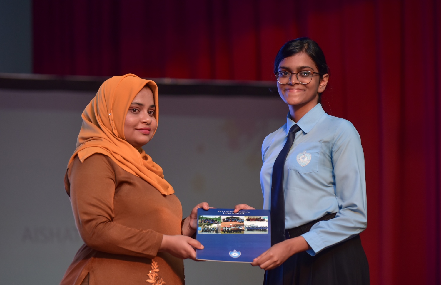 މާލެ: ޖެނުއަރީ 26، 2018- ވިލާ އިންޓަނޭޝަނަލް ހައި ސްކޫލުން މިދިޔަ އަހަރު އޭލެވެލް ނިންމި ދަރިވަރަކާ ސެޓްފިކެޓް ހަވާލުކުރައްވަނީ: އެ ސްކޫލުން މިދިޔަ އަހަރު 293 ދަރިވަރަކު ގްރެޖުއޭޓްވި.---ފޮޓޯ: ހުސެއިން ވަހީދު/މިހާރު