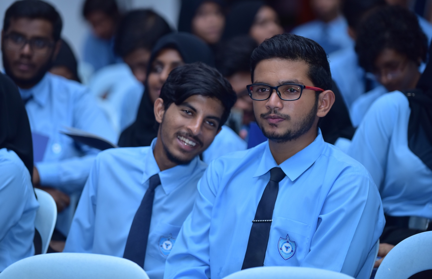 މާލެ: ޖެނުއަރީ 26، 2018- ވިލާ އިންޓަނޭޝަނަލް ހައި ސްކޫލުން މިދިޔަ އަހަރު އޭލެވެލް ނިންމި ދަރިވަރުންގެ ގްރެޖުއޭޝަން ޖަލްސާގައި ބައިވެރިވި ދެ ދަރިވަރުން: އެ ސްކޫލުން މިދިޔަ އަހަރު 293 ދަރިވަރަކު ގްރެޖުއޭޓްވި.---ފޮޓޯ: ހުސެއިން ވަހީދު/މިހާރު