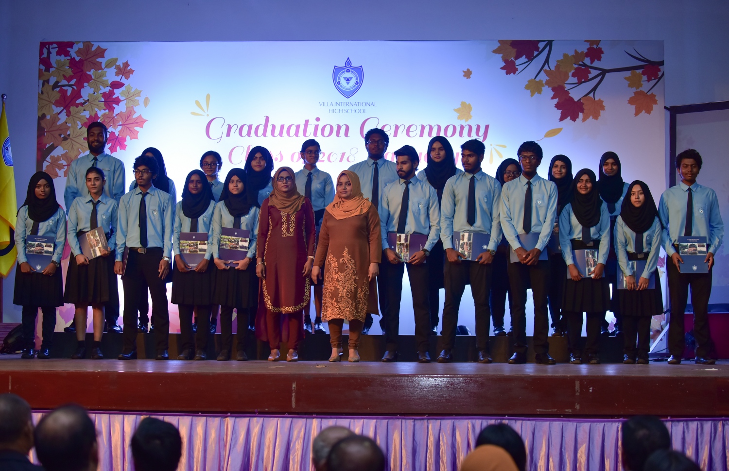 މާލެ: ޖެނުއަރީ 26، 2018- ވިލާ އިންޓަނޭޝަނަލް ހައި ސްކޫލުން މިދިޔަ އަހަރު އޭލެވެލް ނިންމި ދަރިވަރުންގެ ގްރެޖުއޭޝަން ޖަލްސާގެ ތެރެއިން: މި ޖަލްސާގައި ވާހަކަ ދައްކަވަމުން ވިލާ ކޮލެޖުގެ ރެކްޓާ ޑރ. އަހުމަދު އަންވަރު ވަނީ އޭ ލެވެލް ނިންމުމަށް ފަހު މަތީ ތައުލީމް ހާސިލްކުރާއިރު، ދުނިޔޭގައި ނަންހުރި ފެންވަރު ރަނގަޅު ޔުނިވަސިޓީއެއް އިހުތިޔާރު ކުރުމަށް އެދިވަޑައިގެންފައި.---ފޮޓޯ: ހުސެއިން ވަހީދު/މިހާރު