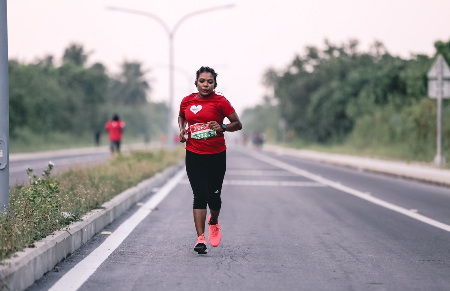 ޓީއެފްޖީން ލ. އަތޮޅުގައި މިއަދު ބޭއްވި "ކޮކާކޯލާ ރަން އިން ލާމު" ގައި ބައިވެރިޔަކު ދުވަނީ. –ފޮޓޯ: ޓީއެފްޖީ