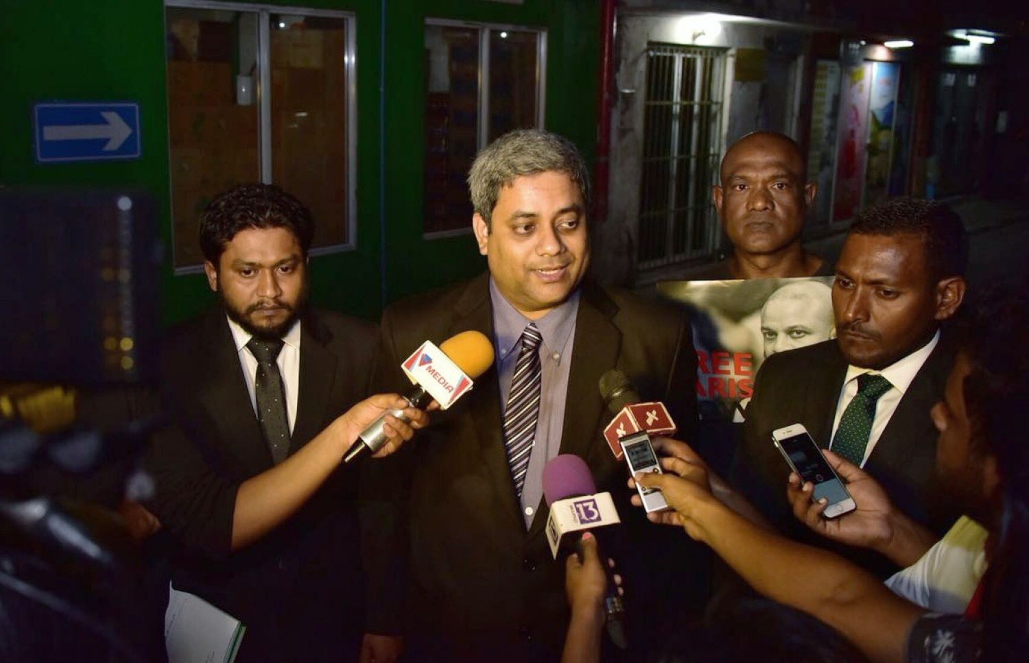 ކުރީގެ ރައީސް މައުމޫންގެ ވަކީލުންގެ ޓީމުގައި ހިމެނިވަޑައިގަންނަވާ މައުމޫން ހަމީދާއި ޝަމީމް ނޫސްވެރިންނާ ވާހަކަ ދައްކަވަނީ. -- މިހާރު ފައިލް ފޮޓޯ