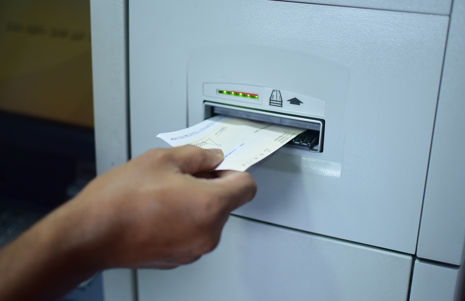 ބޭންކް އޮފް މޯލްޑިވްސްގެ ބޭންކަކަށް މީހަކު ޗެކެއް ޖަމާ ކުރަނީ. ރާއްޖޭގެ ވިޔަފާރިތަކުން ހިންގާ ފައިސާގެ މުއާމަލާތްތަކުގެ 70 ޕަސެންޓް ނިސްބަތް ވަނީ ޗެކް މެދުވެރިކޮށް ހިންގާ މުއާމަލާތްތަކަށް. --- ފޮޓޯ: މިހާރު