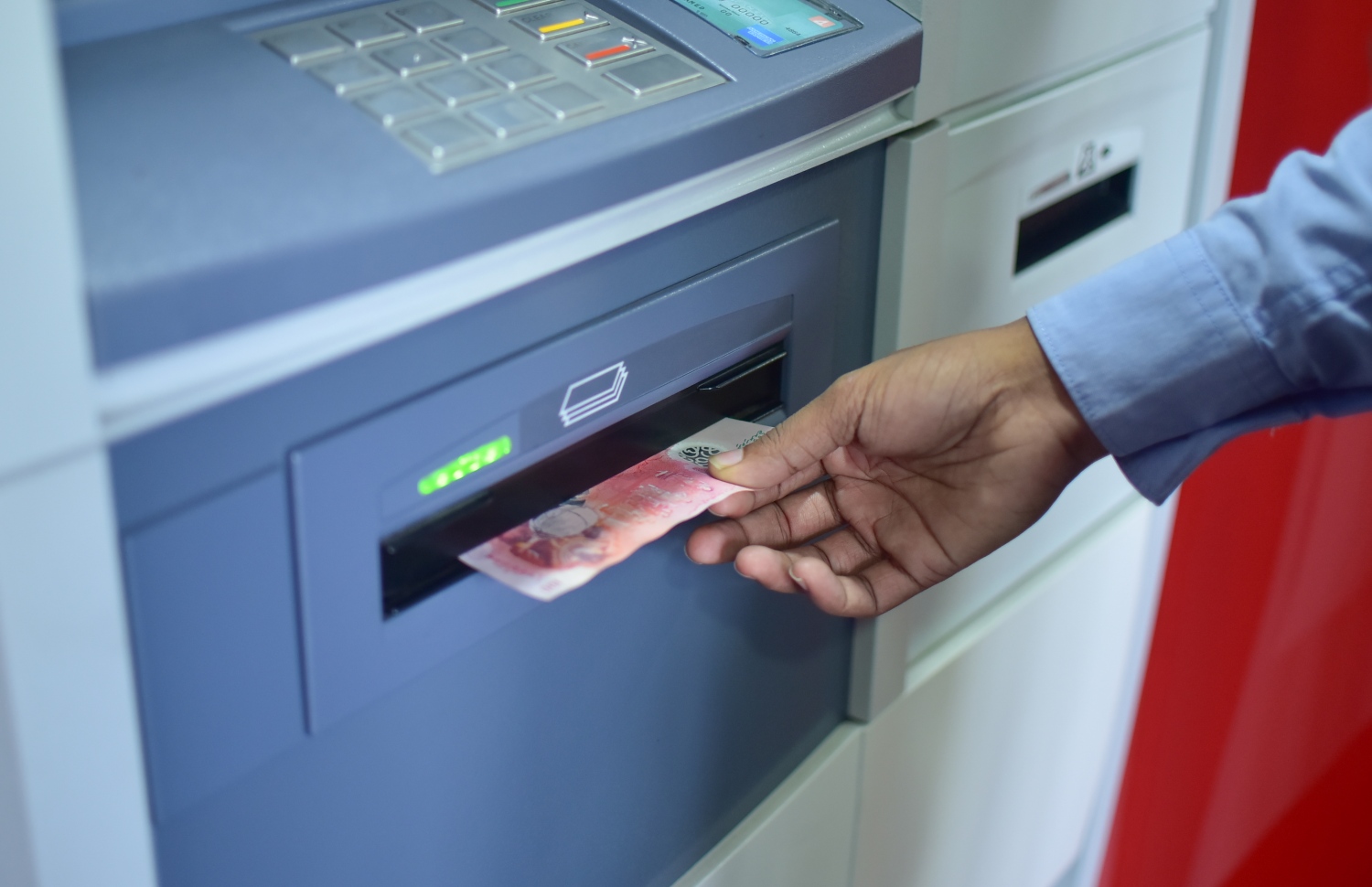 އޭޓީއެމްއަކުން މީހަކު ފައިސާ ނަގަނީ --- ފޮޓޯ/މިހާރު